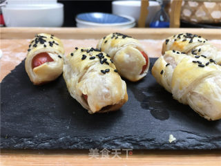 手抓饼一口酥香肠卷，特别招小朋友喜欢，酥酥脆脆太美味了的做法