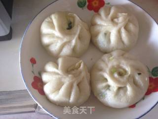 街头小吃鸡蛋韭菜馅包子