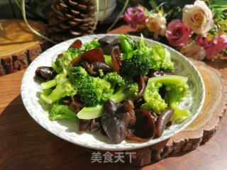 西兰花炒木耳的做法