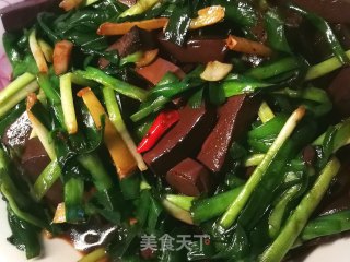 韭菜炒鸭血的做法