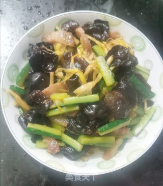 黄瓜木耳黄花菜肉条的做法