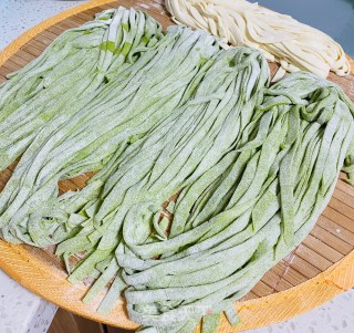 多彩手擀面的做法