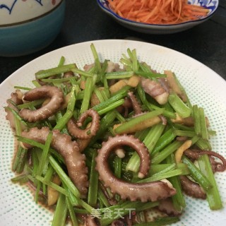 芹菜炒章鱼腿的做法