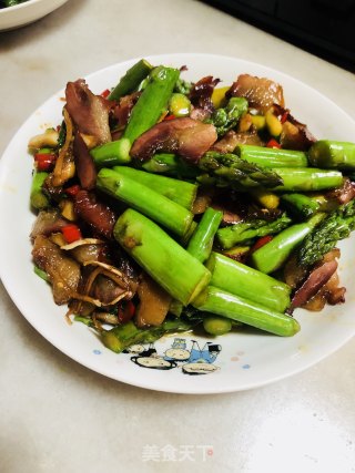 腊肉炒芦笋的做法
