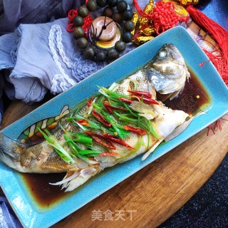 油泼鲈鱼的做法