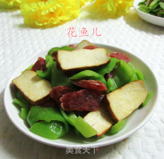 青椒香肠炒香干的做法