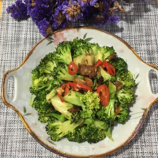 腊肉红椒炒西兰花的做法