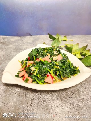 红肠炒菠菜的做法