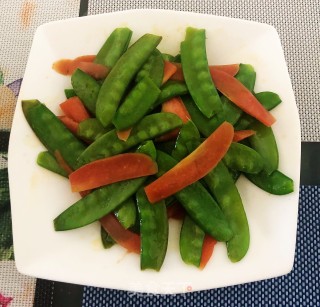 胡萝卜清炒荷兰豆（春日应季美食）的做法