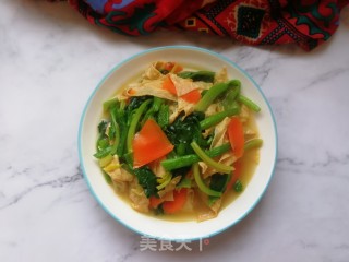 胡萝卜菠菜烩豆腐皮的做法