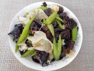 西芹炒双耳的做法