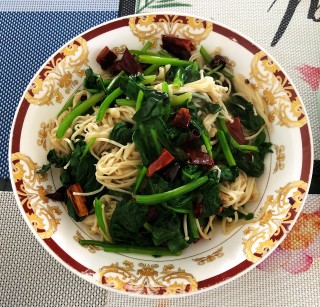 爆炒红白绿（干辣椒爆炒金针菇菠菜）的做法