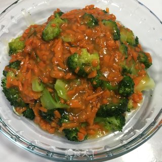 胡萝卜丁浇汁西兰花的做法