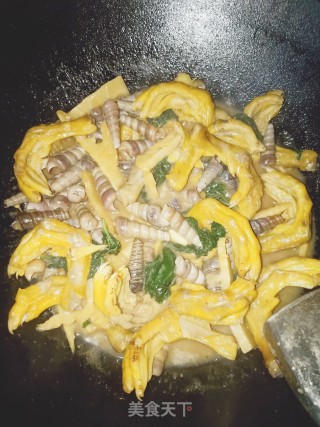 钉螺鸭脚煲的做法