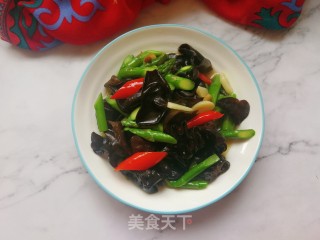 木耳炒芦笋的做法
