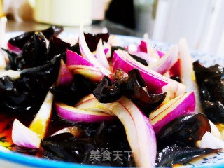 凉拌洋葱木耳的做法