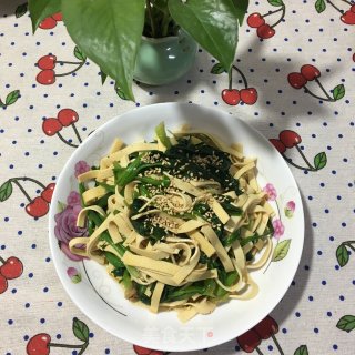 豆皮拌菠菜的做法