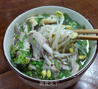 豆芽鸭肉汤面的做法