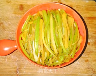 蚝油芹菜炒土豆丝的做法