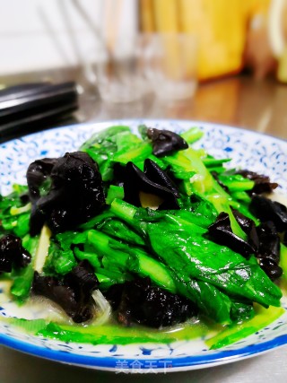 小白菜炒木耳的做法