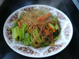 家常菜~芹菜炒粉的做法