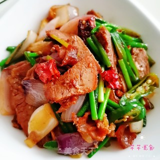 蒜苔洋葱炒酱牛肉的做法