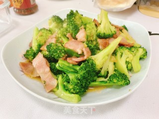 培根炒西兰花的做法