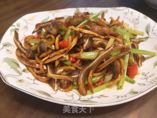 木瓜炒卤耳尖的做法