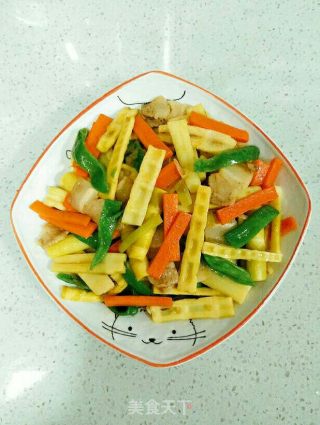 五花肉青椒炒春笋的做法