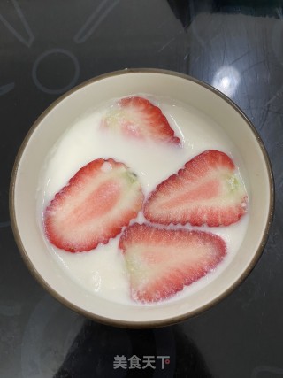草莓牛奶冰沙的做法