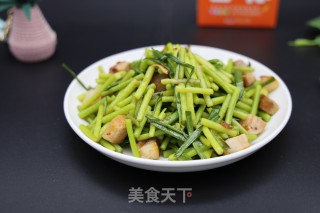 五花肉炒蒜薹的做法