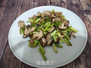蒜毫蘑菇炒肉的做法