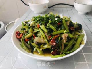 清淡可口的猪肉炒芹菜的做法