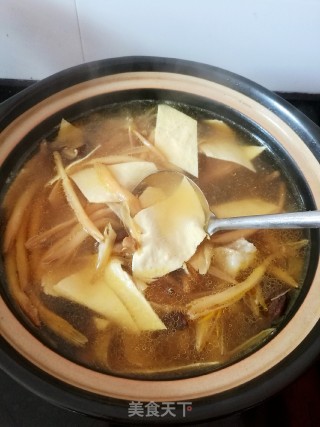 黄花菜豆皮墨鱼汤的做法