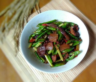 腊肉炒蒜苗的做法
