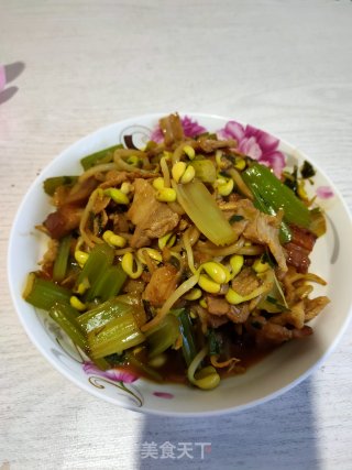 豆芽芹菜炒肉的做法