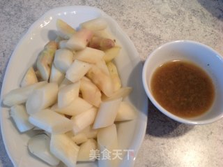 白灼白芦笋配刺山柑沙拉汁