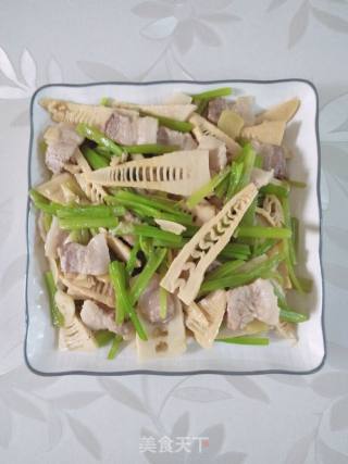春笋炒芹菜的做法