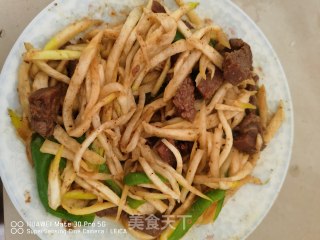 沙茶牛排炒茭白的做法