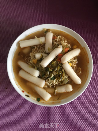 老坛酸菜快餐面煮年糕