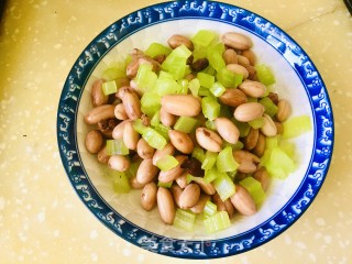 当花生遇到芹菜的做法