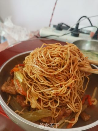 芹菜炒肉蒸面条（有的地区叫卤面）的做法