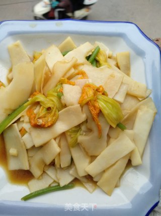 清炒南瓜花春笋的做法