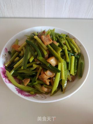 蒜薹芹菜炒肉渣的做法