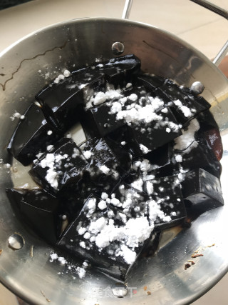 凉粉草熬出来的凉粉的做法