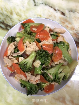 西兰花炒鸡胸肉的做法