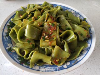 油泼菠菜面的做法