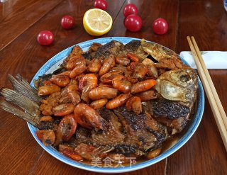 野鲫鱼烧小河虾的做法