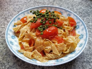 藤椒茄汁豆皮的做法