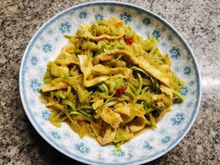 西葫芦丝炒鸡蛋皮的做法